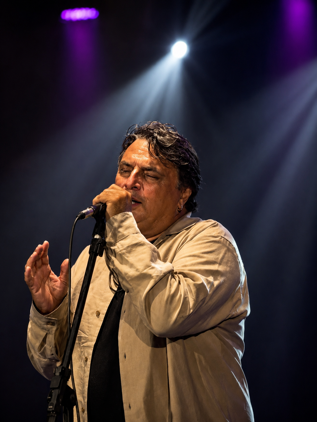Paulo Façanha cantando ao vivo no palco